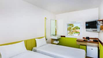 Rom – standard, 2 enkeltsenger | Skrivebord, skrivebord for bærbar PC, wi-fi (inkludert) og sengetøy