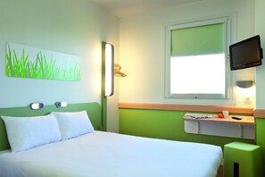 Queen Room | Desk, laptop workspace, free WiFi, bed sheets - ibis Budget Dandenong (Dandenong)