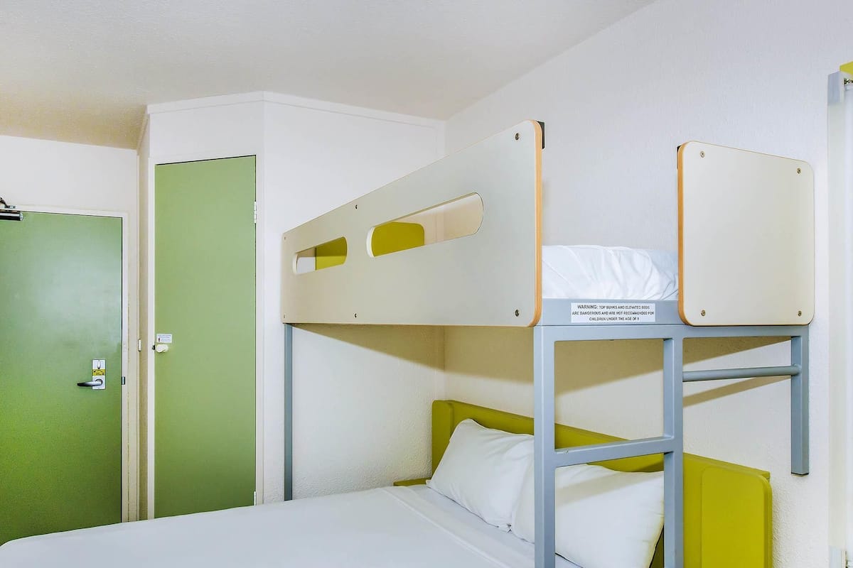 スタンダード ルーム ベッド (複数台) | デスク、ノートパソコン用作業スペース、WiFi (無料)、ベッドシーツ