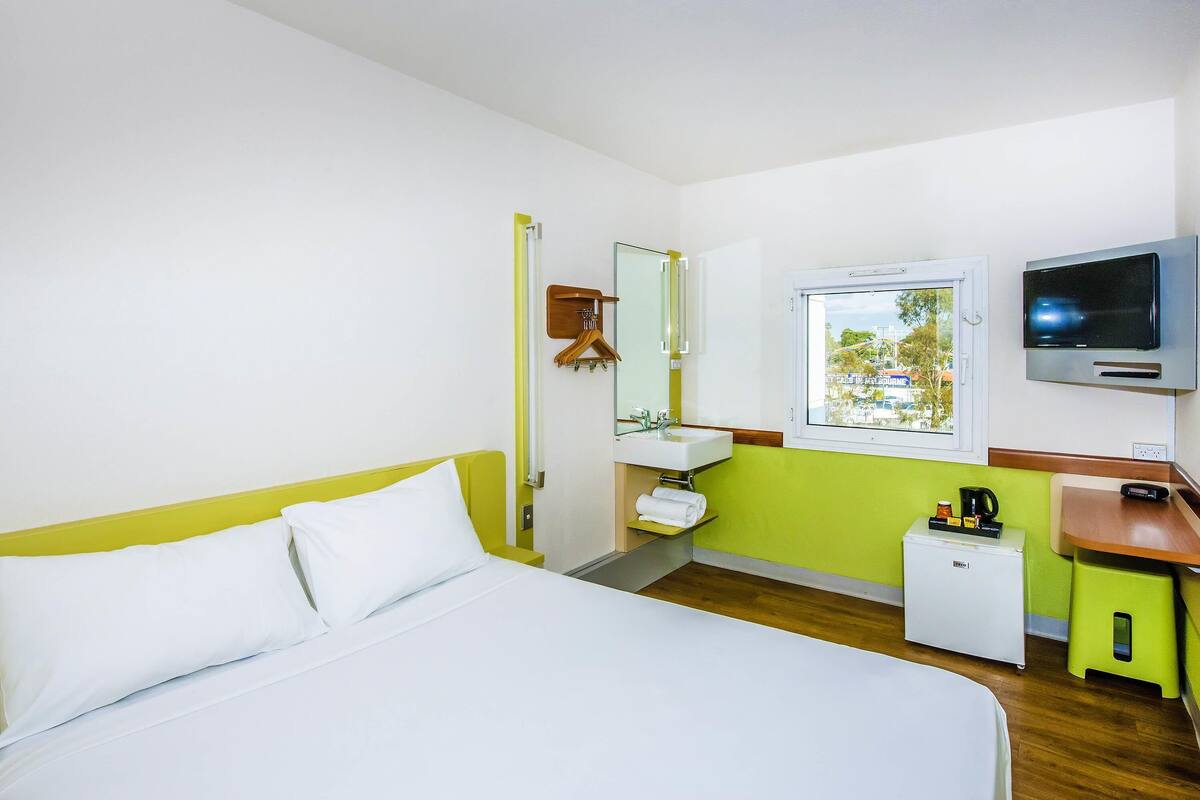 Standard Room, 1 Queen Bed | Desk, laptop workspace, free WiFi, bed sheets