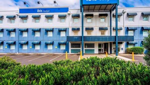 A building with a sign reading 'ibis budget' indicating a budget hotel. - ibis Budget Dandenong (Dandenong)