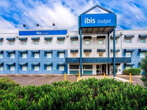 A building with a sign reading 'ibis budget' indicating a budget hotel.