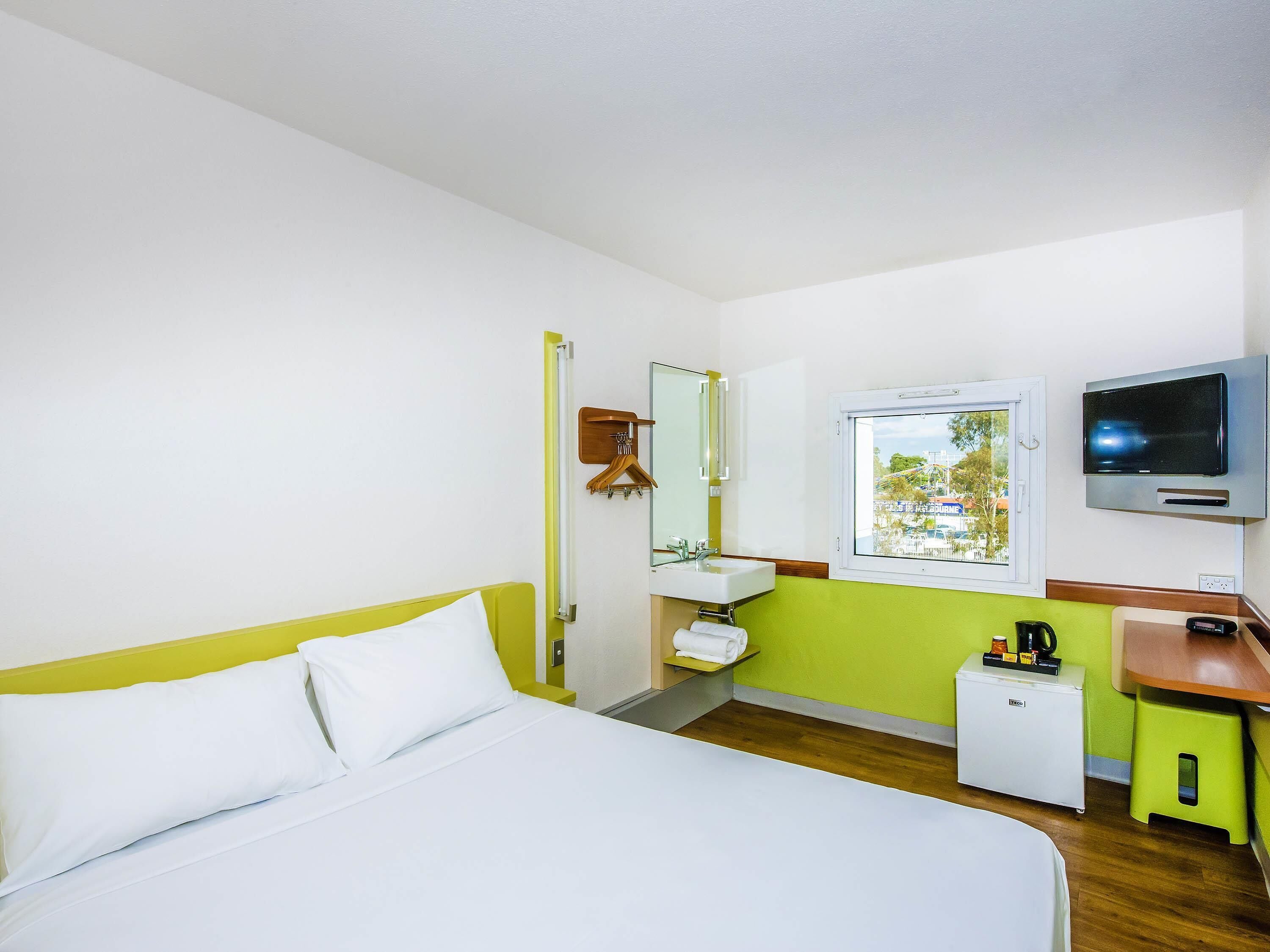 Standard Room, 1 Queen Bed | Desk, laptop workspace, free WiFi, bed sheets