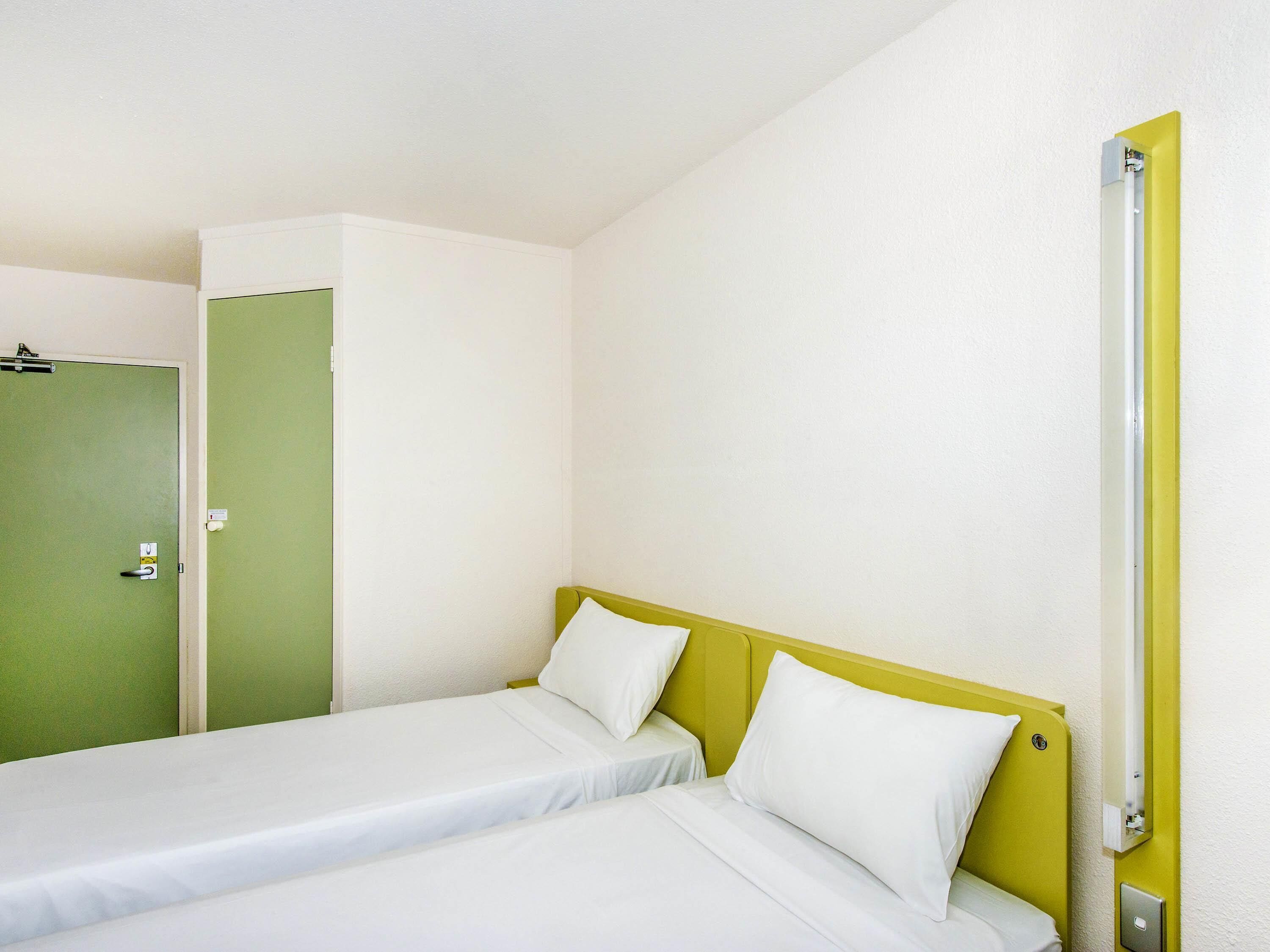 Habitació estàndard, 2 llits individuals | Escriptori, espai de treball apte per a portàtils i wifi gratuïta 