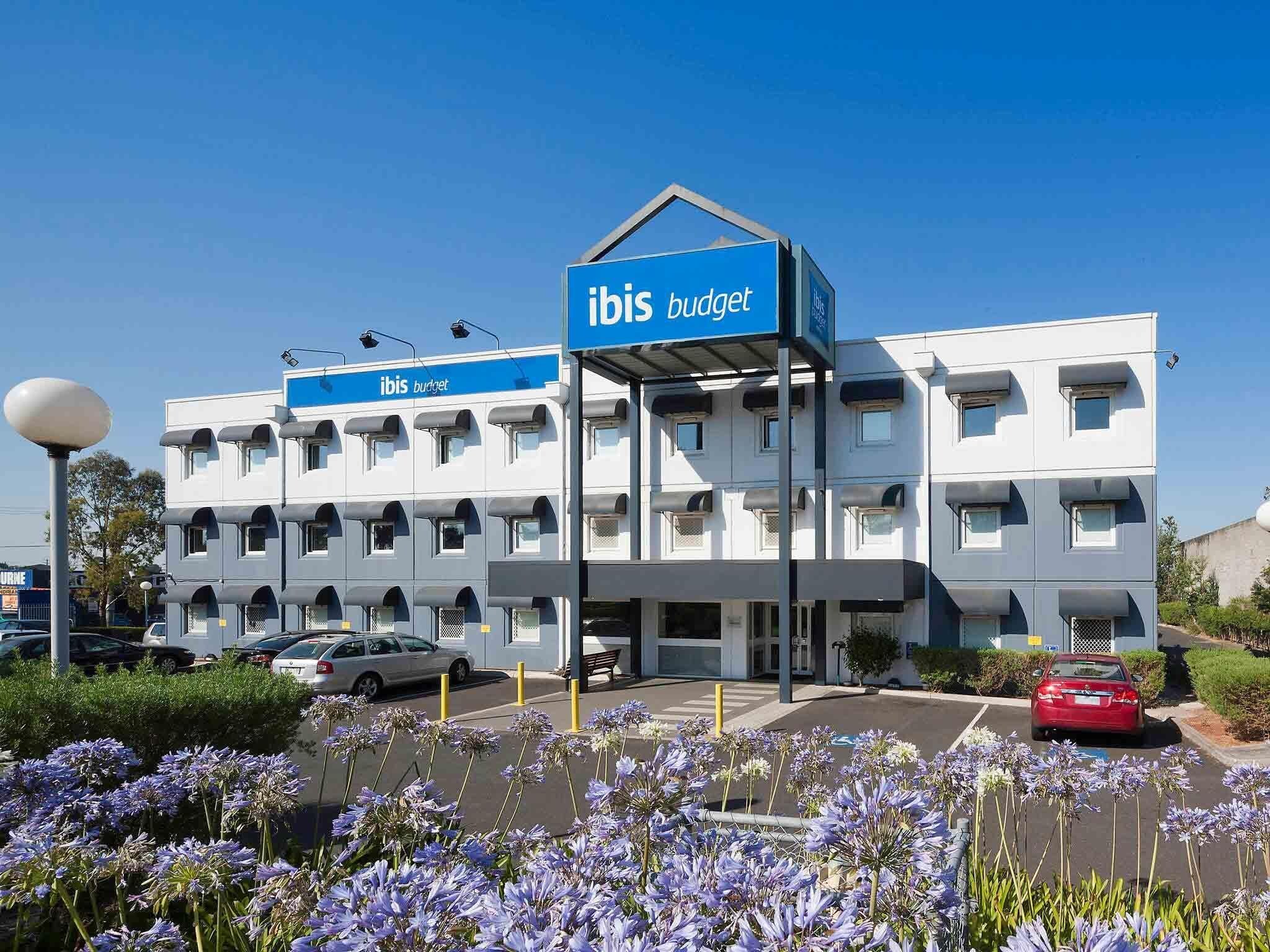 A multi-story building with a sign reading 'ibis budget.'