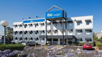 A multi-story building with a sign reading 'ibis budget.'
