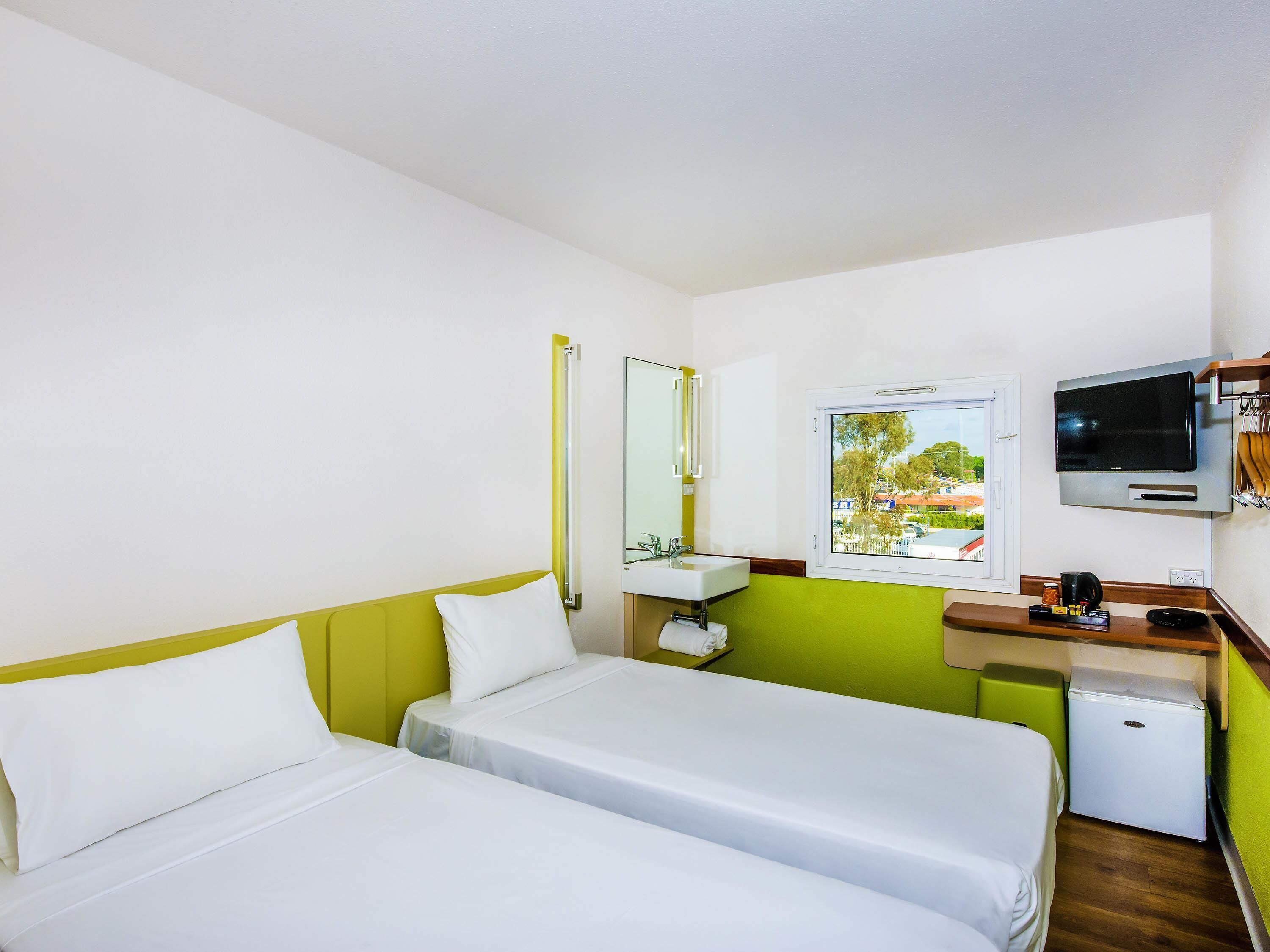 Standard Room, 2 Twin Beds | Desk, laptop workspace, free WiFi, bed sheets