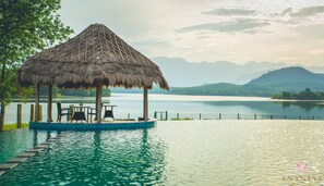 Outdoor pool, pool loungers - Anantya By The Lake (Vilavancode)