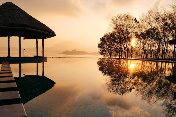 Kolam renang outdoor, dengan kursi berjemur