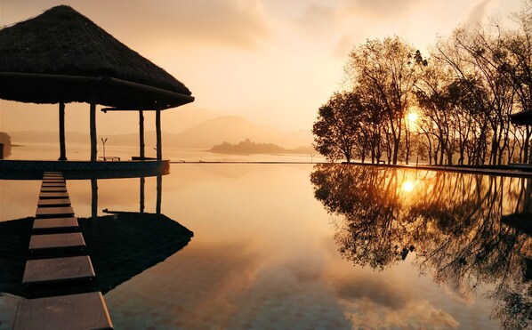 Outdoor pool, sun loungers - Anantya By The Lake (Vilavancode)