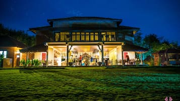 Fusion cuisine, alfresco dining
