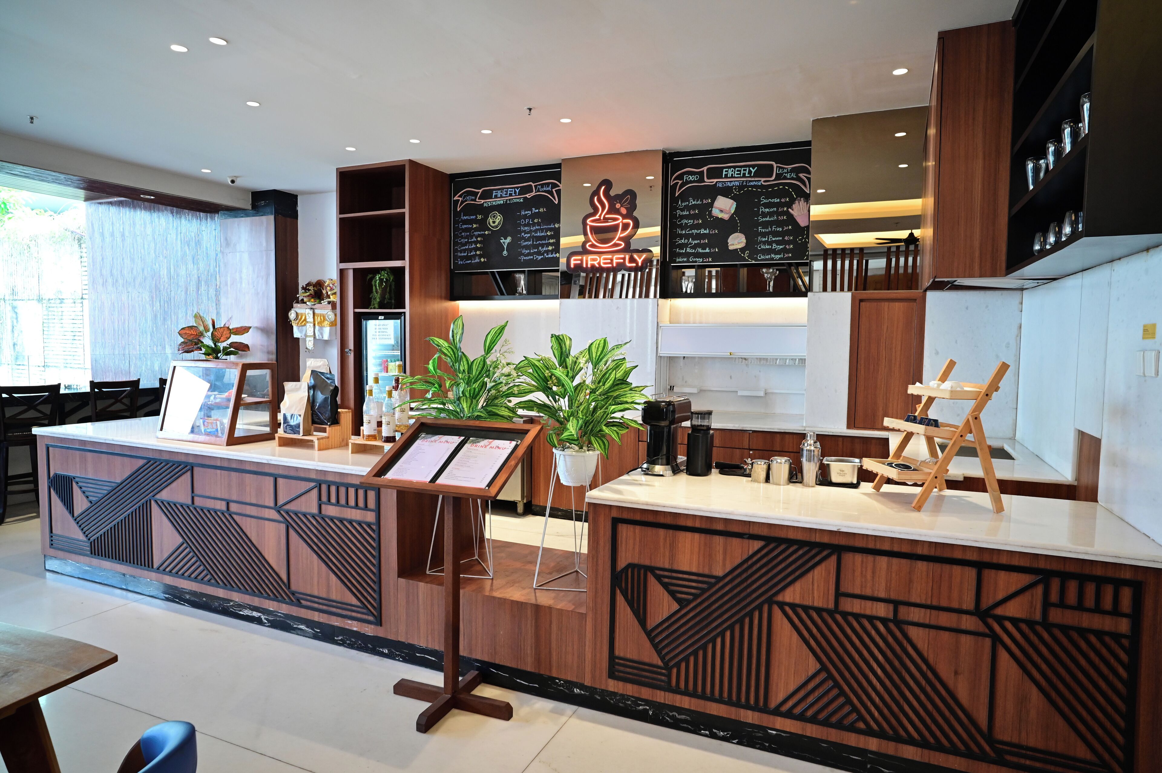 Ein modernes Café-Interieur mit Holzelementen, einer Speisekarte und einer Kaffeemaschine.