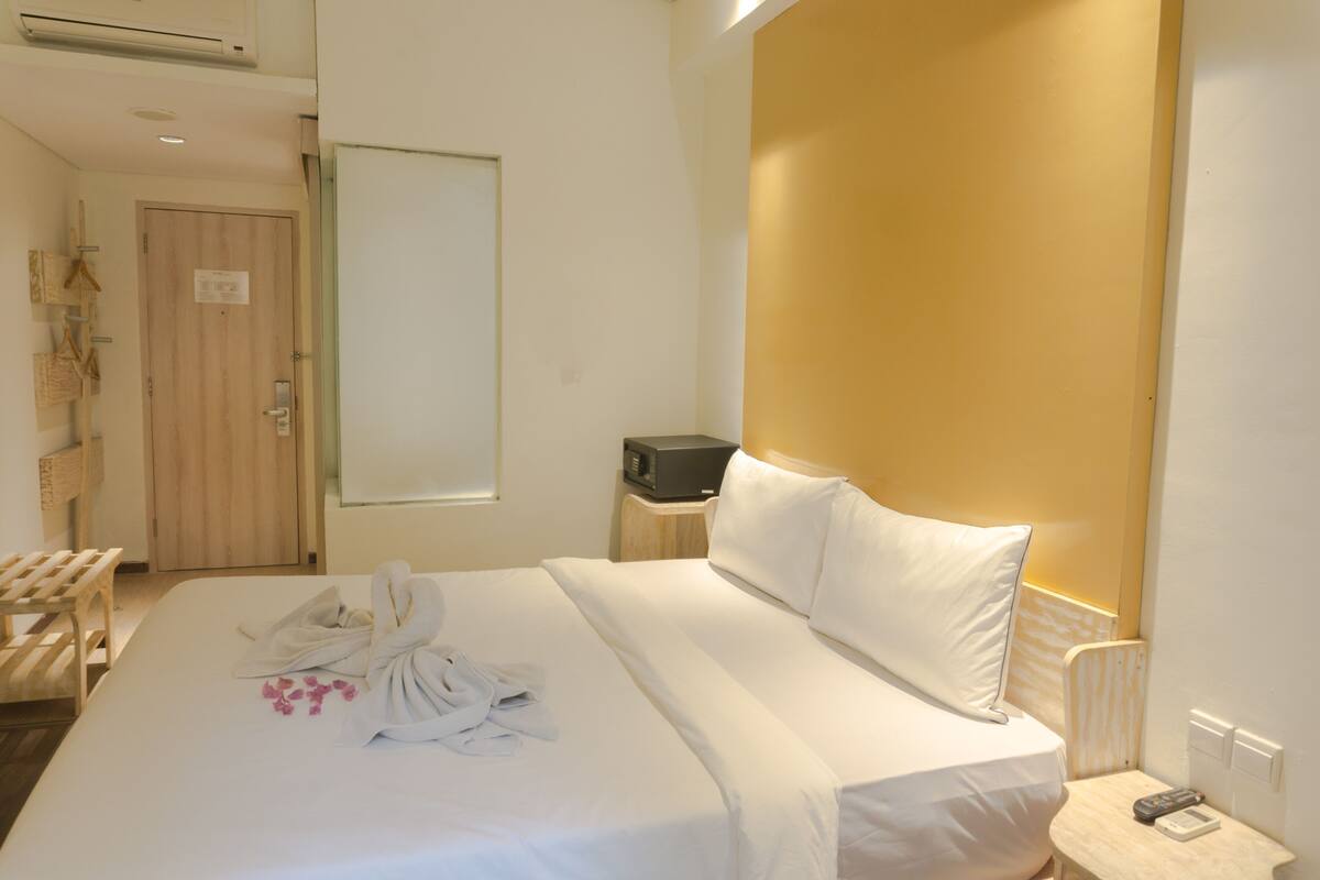 In-room safe, desk, laptop workspace, blackout curtains