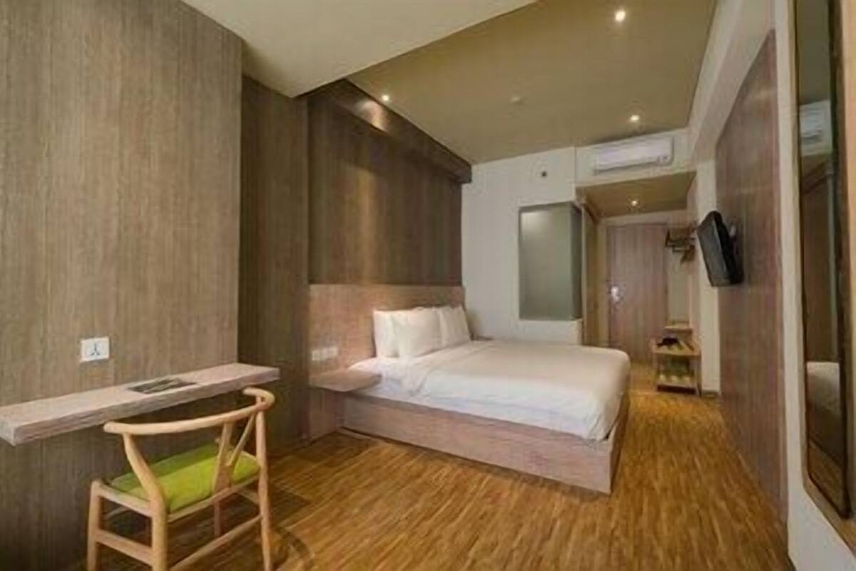 In-room safe, desk, laptop workspace, blackout curtains