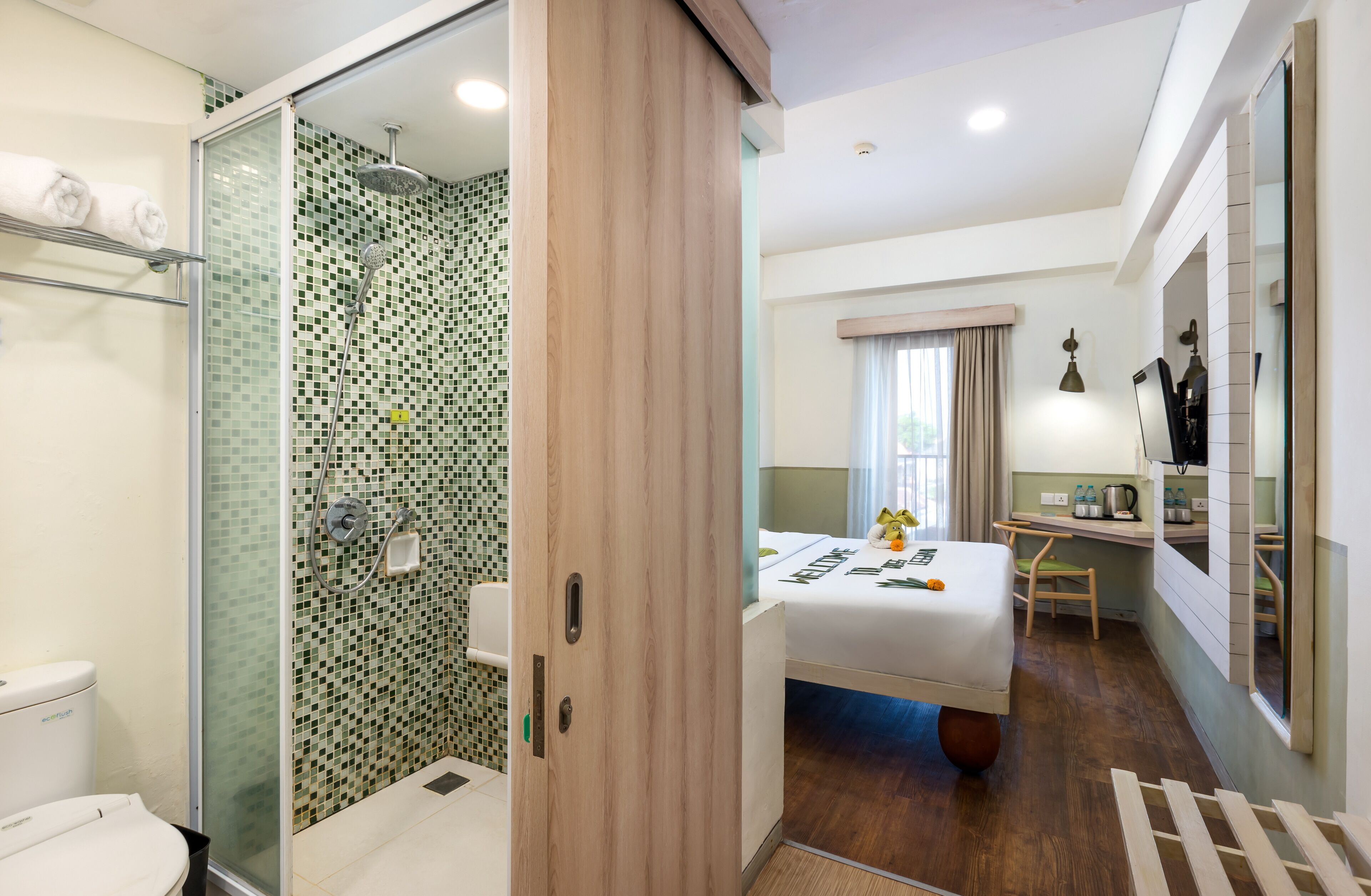 Un baño moderno con cabina de ducha de vidrio, inodoro y lavabo.