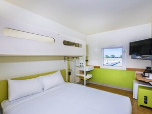 Habitación con literas, televisión, ventana y lavamanos.