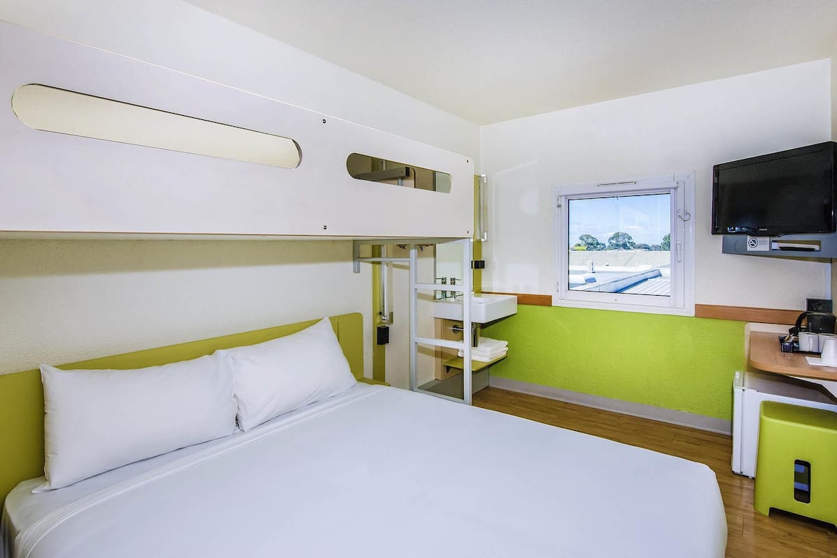 مكتب وستائر تعتيم وتجهيزات عازلة للصوت ومكواة/لوح كي