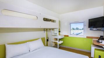 Escritorio, cortinas opacas, sistema de insonorización