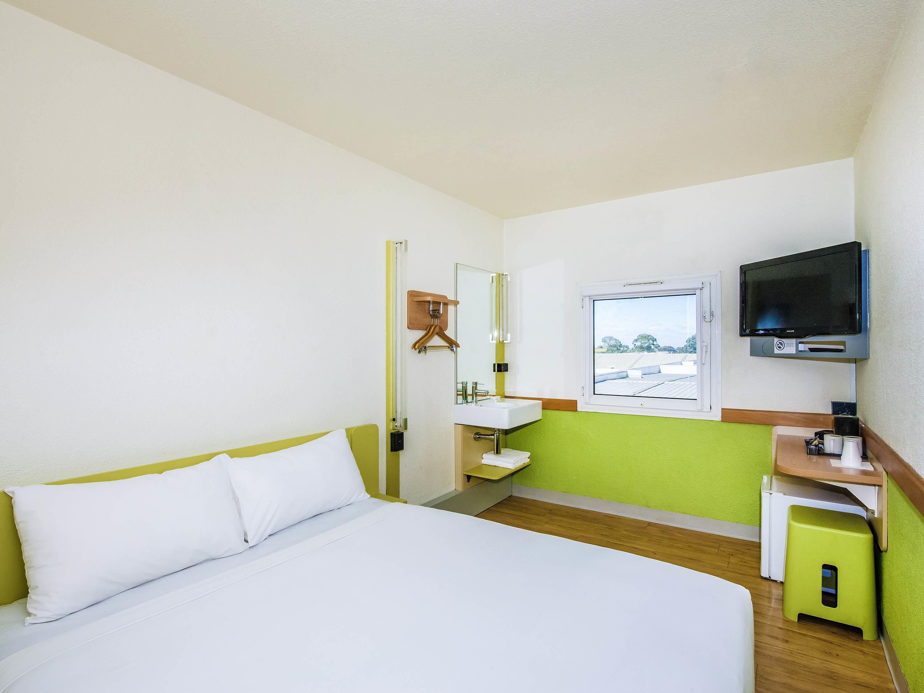 Standard Room, 1 Queen Bed | Desk, blackout drapes, soundproofing, iron/ironing board