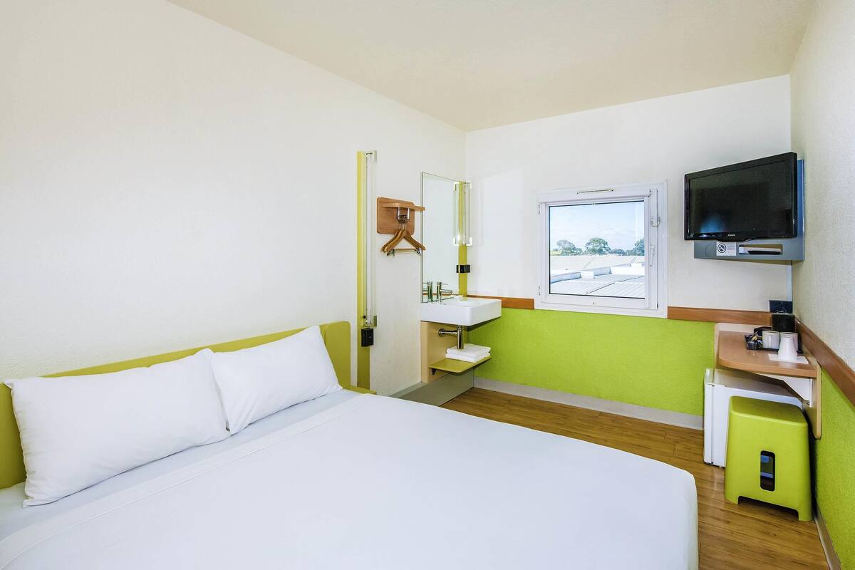 Standard Room, 1 Queen Bed | Desk, blackout drapes, soundproofing, iron/ironing board (on request)