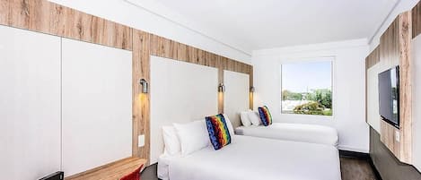 Quarto triplo clássico, várias camas | Cortinas blackout, Wi-Fi de cortesia, roupa de cama
