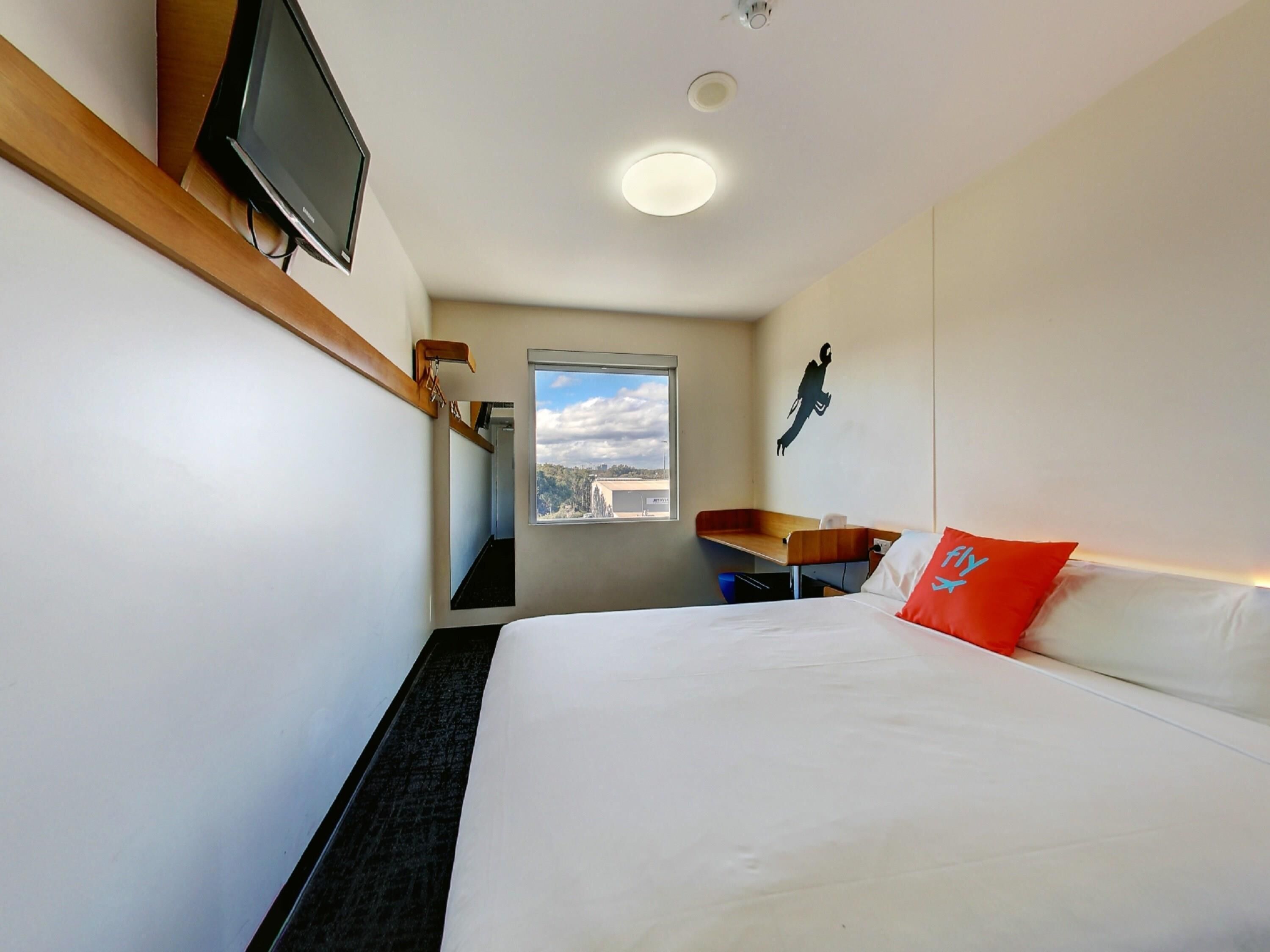 Standard Room, 1 Queen Bed | Blackout drapes, free WiFi, bed sheets