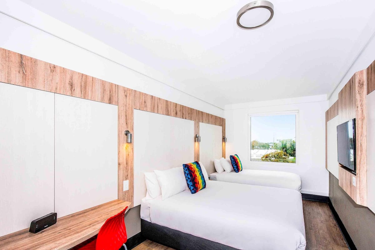 Blackout drapes, free WiFi, bed sheets