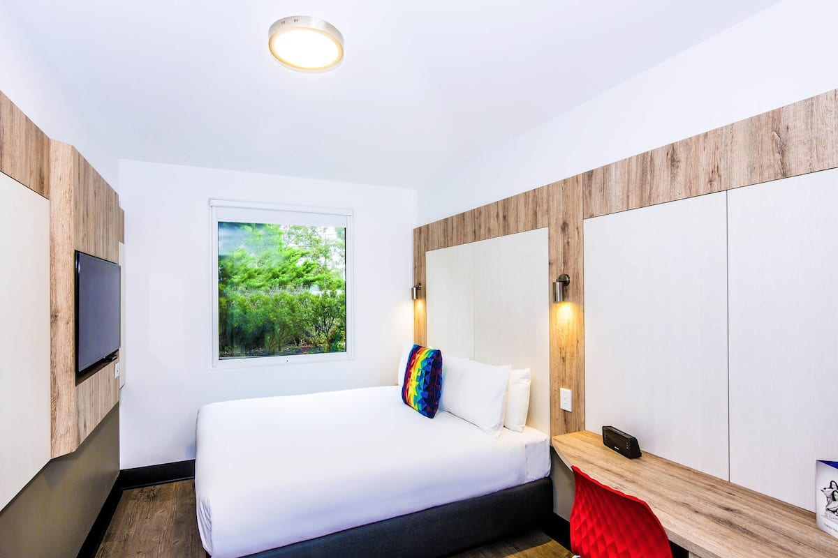 Habitación clásica, 1 cama Queen size | Cortinas blackout, wifi gratis y ropa de cama