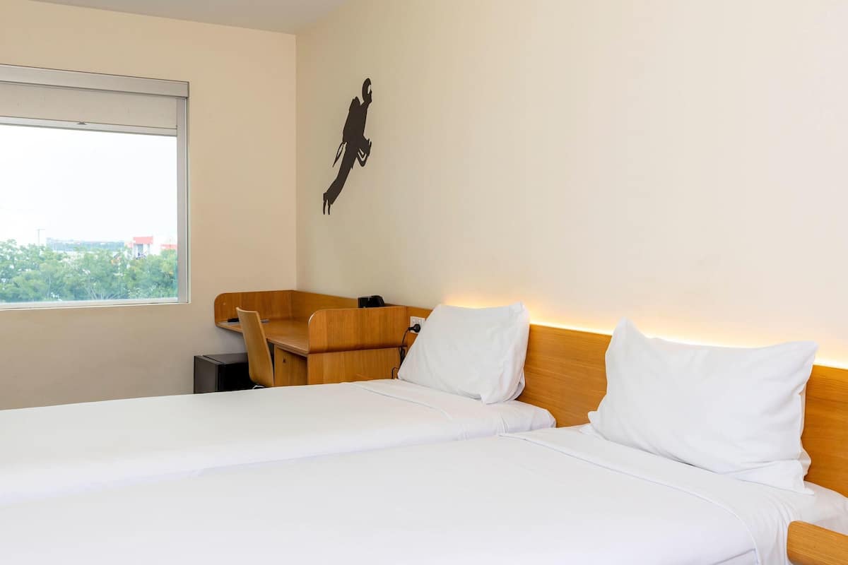Standaard Twin kamer, 2 eenpersoonsbedden | Verduisterende gordijnen, gratis wifi, beddengoed