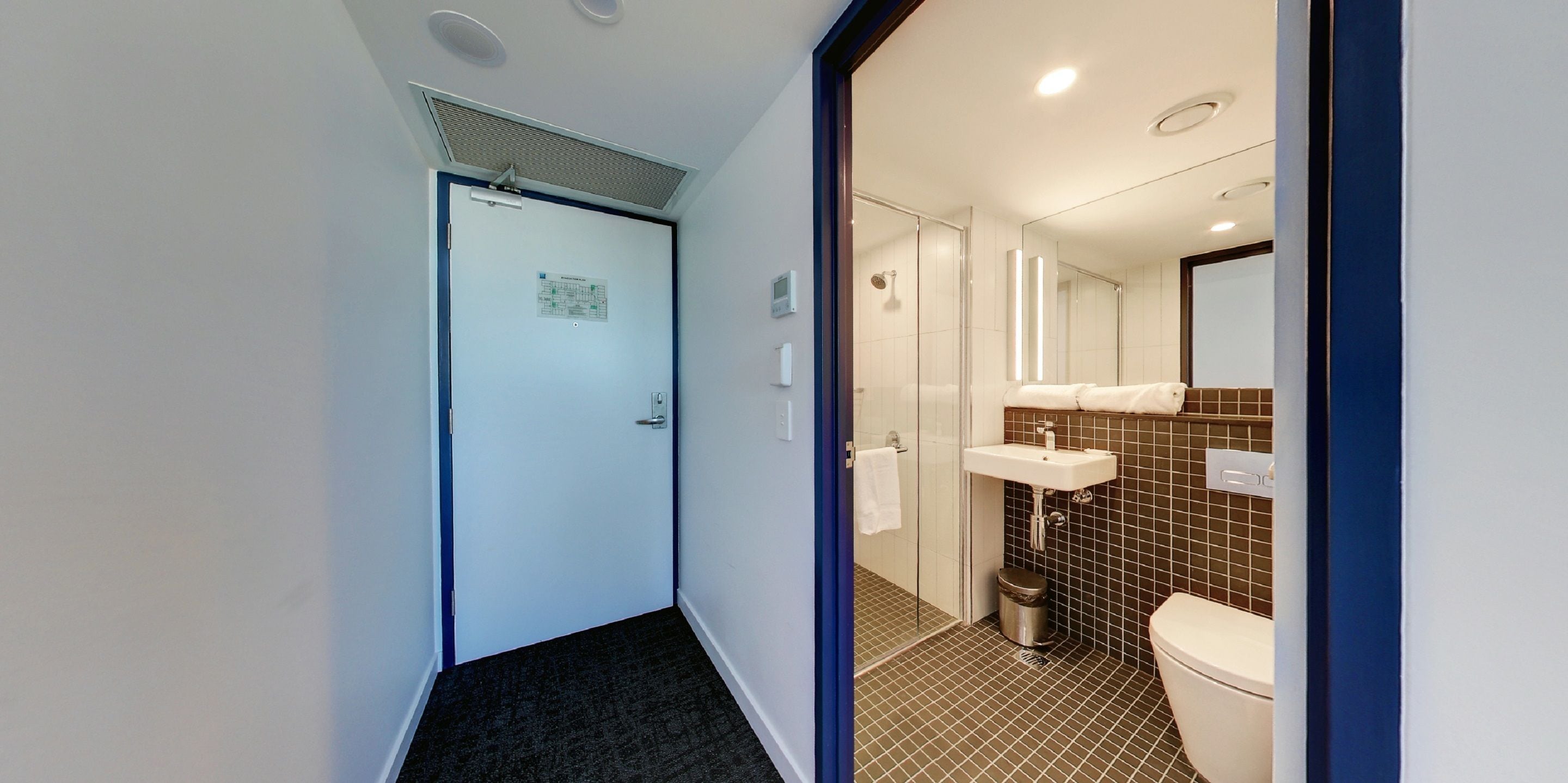Une salle de bain moderne équipée d’une douche, d’un lavabo et de toilettes.
