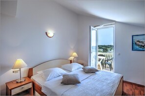 Muebles diferentes, escritorio, cortinas blackout y wifi gratis