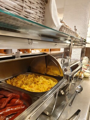Desayuno buffet (EUR 7 por persona)