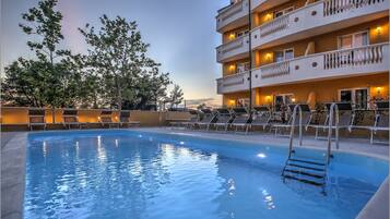 Outdoor pool, pool loungers