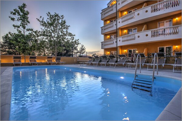 Outdoor pool, pool loungers