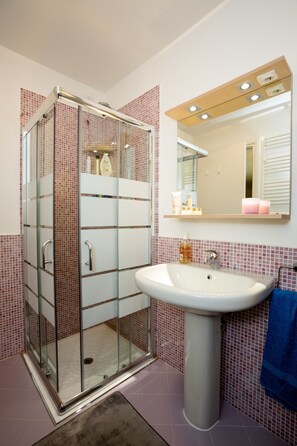Apartment, 2 Bedrooms | Bathroom | Shower, free toiletries, hair dryer, towels - La Rosa delle Dolomiti (Carisolo)