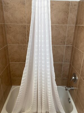 Ensemble douche/baignoire, sèche-cheveux, serviettes fournies