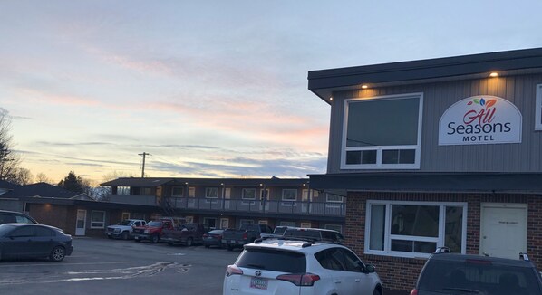 Un motel avec une enseigne indiquant « Motel ouvert toute l’année ».