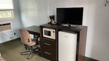 Standard Room, 1 Queen Bed | Television