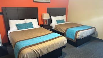 Standardzimmer, 2 Doppelbetten | Schreibtisch, Bügeleisen/Bügelbrett, kostenloses WLAN, Bettwäsche