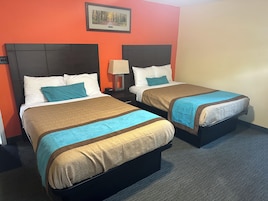 Quarto standard, 2 camas de casal | Escrivaninha, ferros/tábuas de passar roupa, Wi-Fi de cortesia