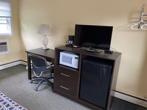 Standard Room, 1 Queen Bed | Room amenity