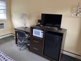 Standard Room, 1 Queen Bed | Room amenity