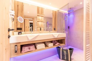Dusche, Regendusche, kostenlose Toilettenartikel, Haartrockner