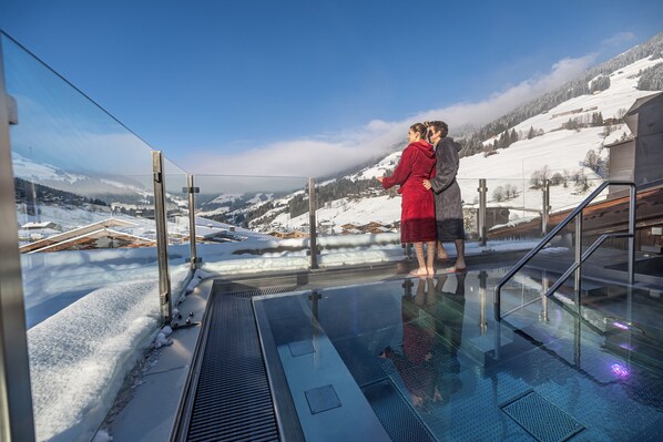 サウナ、スチームサウナ、ボディ トリートメント、ハイドロセラピー、アロマテラピー、ホットストーンマッサージ