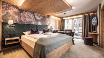 Suite junior, balcón | 1 dormitorio, ropa de cama hipoalergénica, caja fuerte y escritorio