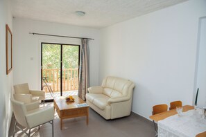 Familieleilighet, 1 soverom | Minibar, skrivebord, strykejern/-brett og barnesenger (inkludert)