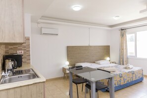 Studio | Minibar, desk, iron/ironing board, free cribs/infant beds - Alecos Hotel Apartments (Paphos)
