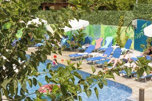 Seasonal outdoor pool, pool umbrellas, sun loungers - Alecos Hotel Apartments (Paphos)