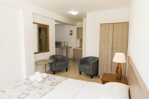 Minibar, desk, iron/ironing board, free cots/infant beds - Alecos Hotel Apartments (Paphos)