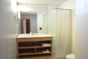 Chambre Double ou avec lits jumeaux | Salle de bain | Douche, douche à « effet pluie », sèche-cheveux, bidet